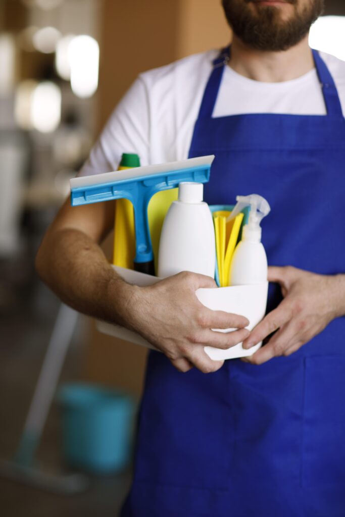 Schoonmaker met professionele schoonmaakmiddelen in een kantooromgeving – Cleaning Service Eindhoven